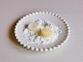 每片豆腐裹上淀粉。