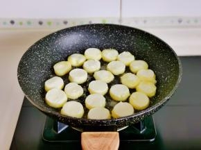 起油锅，摆入裹好淀粉的豆腐。