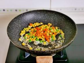 起油锅加入蒜末炒香，加时蔬翻炒。