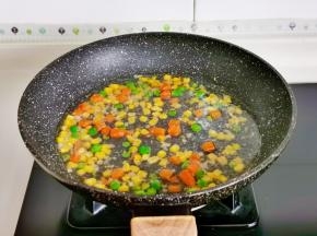 加入半碗水将时蔬煮熟。