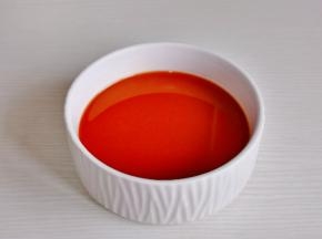 半碗水搅拌均匀。