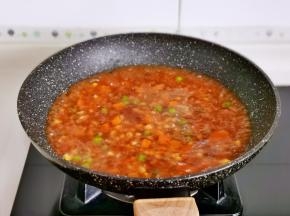 时蔬煮熟后倒入调味汁烧开。