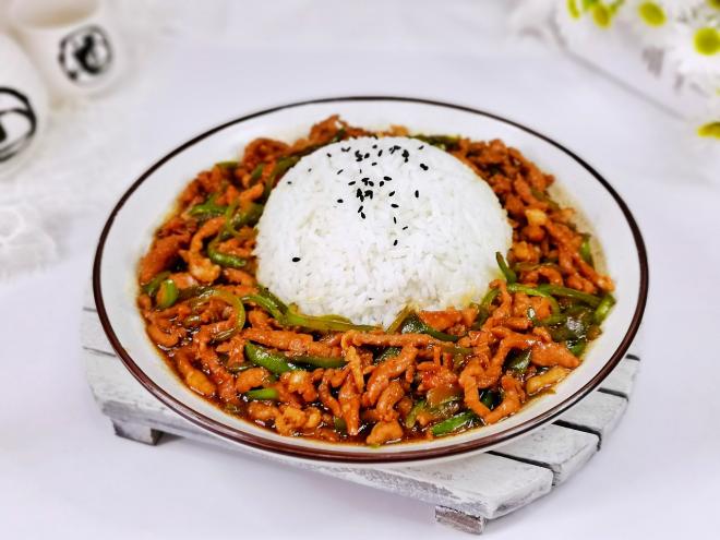 青椒肉丝盖浇饭