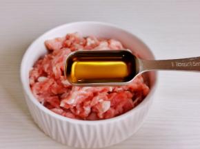 肉丝中加料酒。