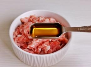 肉丝中加料酒。