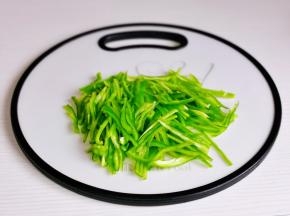 青椒洗净切丝。