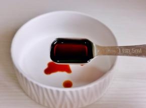 碗中加1勺生抽。