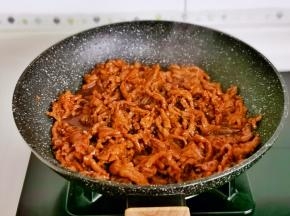 起油锅倒入腌制好的肉丝炒变色盛出备用。