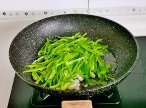 经起油锅，加入蒜末煸炒，加青椒丝。