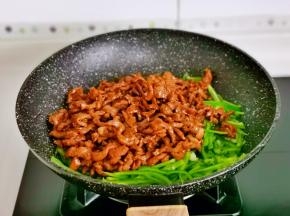 加入煸炒过的肉丝。