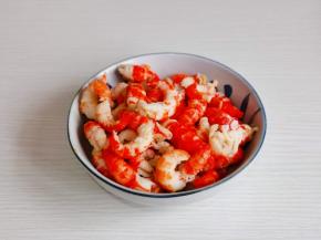 龙虾尾去皮。