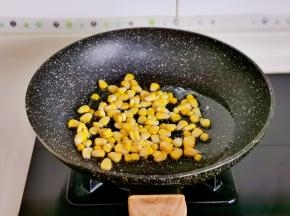 起油锅倒入玉米粒。