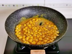 小火炒至咖喱融化。