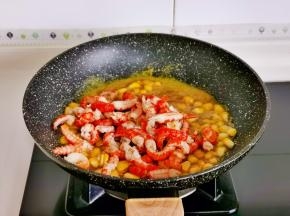 加入龙虾肉翻炒均匀。