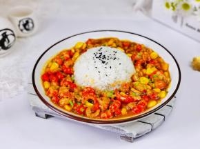 盘中扣一碗米饭撒芝麻，盛入咖喱龙虾撒上葱花即可。