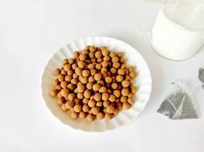 珍珠买的现成的。