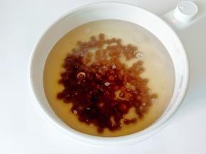 锅里水开下珍珠煮20分钟。