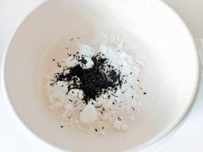 白砂糖与红茶倒入不粘锅里。