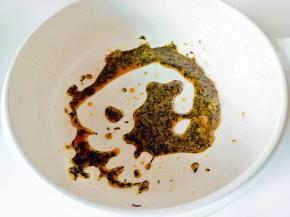 开火炒至焦糖色。