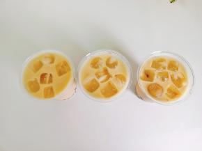 杯子里加入珍珠，冰块，奶茶。