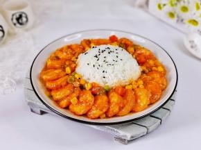 盘中间扣一碗米饭，加入茄汁豆腐，撒上熟芝麻。