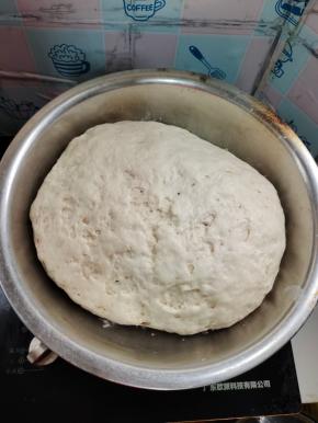 面粉中加入酵母，白糖混合均匀，再放入适量的温水，揉成光滑细腻的面团，发酵至两倍大！