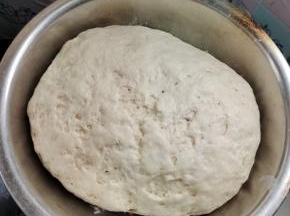 面粉中加入酵母，白糖混合均匀，再放入适量的温水，揉成光滑细腻的面团，发酵至两倍大！