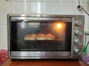 发酵好的面团充分揉搓排气后，分成大小一致的面团，揉成圆，再按压成饼状，放入提前预热好的烤箱！上下火180度烤20分钟即可！（根据自己的烤箱脾气，适当调整温度和烘烤时间！）