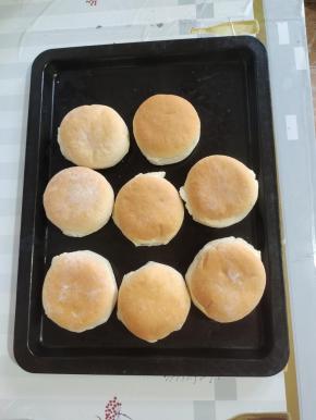 烤好的肉夹馍饼胚颜色金黄诱人！看着就想吃！