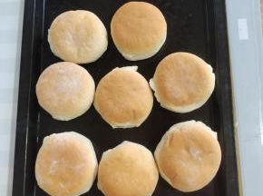 烤好的肉夹馍饼胚颜色金黄诱人！看着就想吃！