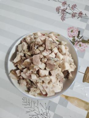 卤好的五花肉切成小丁备用！（五花肉洗净冷水下锅，加入生姜，料酒，葱段，老抽，生抽，香叶，煮至能用筷子轻松扎透即可！）