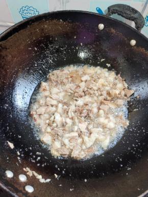 锅烧热，放入切好的五花肉丁，煸炒出油脂！