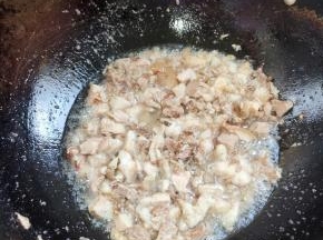 锅烧热，放入切好的五花肉丁，煸炒出油脂！