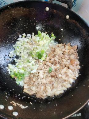 放入蒜瓣，葱末爆香！