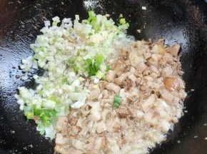 放入蒜瓣，葱末爆香！