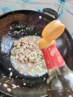 放入一勺红烧酱油调色！