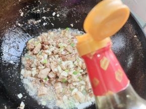放入一勺红烧酱油调色！