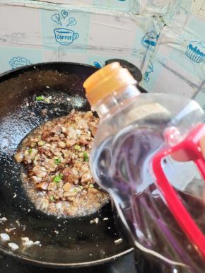 放入一勺生抽调味儿！