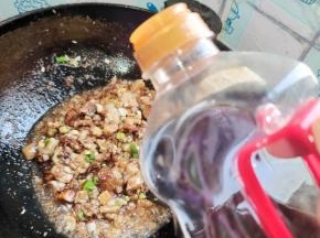 放入一勺生抽调味儿！