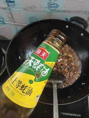 放入一勺蚝油！