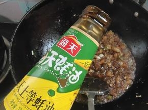 放入一勺蚝油！