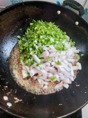 放入青椒和洋葱丁翻炒均匀！