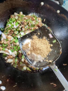 放入一勺盐，胡椒粉，王守义十三香翻炒片刻！