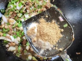 放入一勺盐，胡椒粉，王守义十三香翻炒片刻！