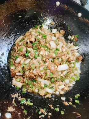 起锅前放入适量的鸡精调味即可！