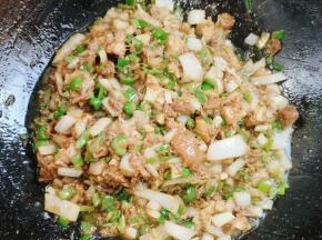 起锅前放入适量的鸡精调味即可！
