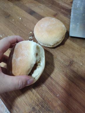烤好的肉夹馍饼胚从中间切开！