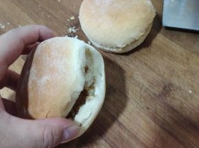 烤好的肉夹馍饼胚从中间切开！