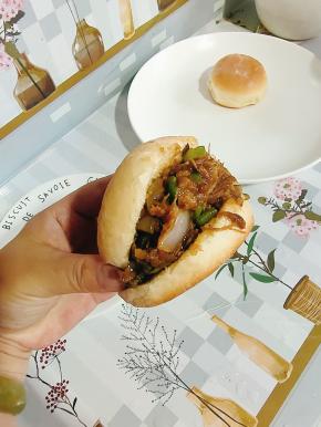 把炒好的肉馅儿塞进饼胚里，肉夹馍就做好啦！开吃吧！