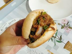 把炒好的肉馅儿塞进饼胚里，肉夹馍就做好啦！开吃吧！